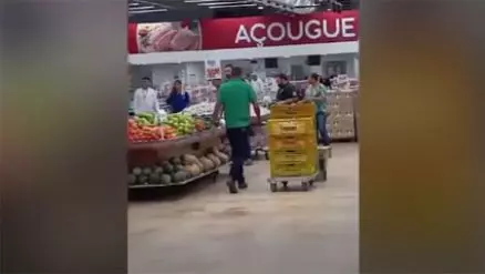 ASSASINATO AO VIVO - Funcionário mata colega a facadas dentro de supermercado ; veja